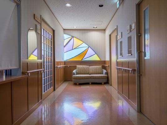 色鮮やかな窓と廊下