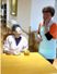 笑顔交わす食堂の様子