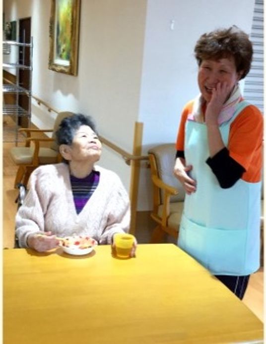 笑顔交わす食堂の様子