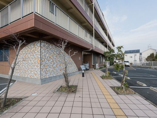 落ち着いた色合いの外観