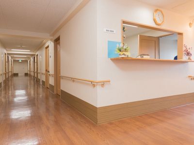 明るい廊下の風景