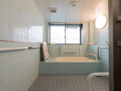 清潔なバリアフリー浴室