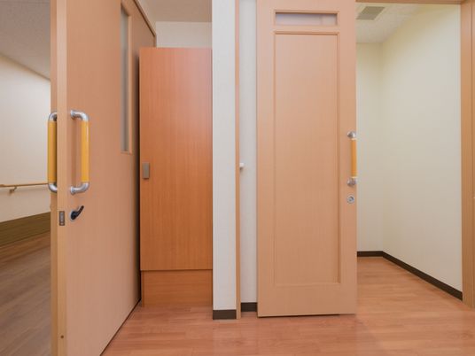 廊下と部屋の木製ドア