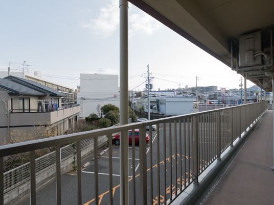 広々とした施設のバルコニー