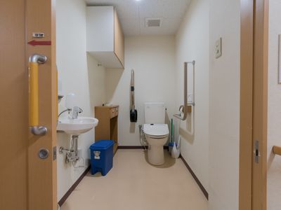 バリアフリー設計の洋式トイレ