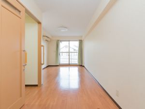居室の明るい内観