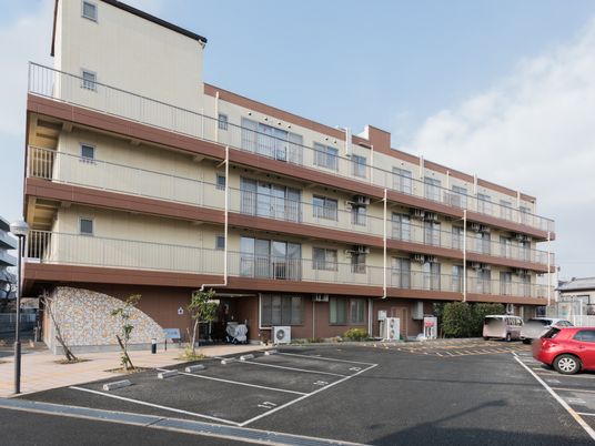 明るい外観の建物