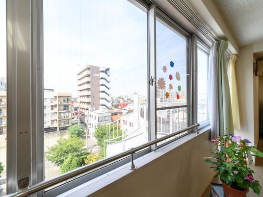 都市景観を望む居室窓