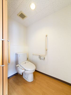 バリアフリー設計のトイレ