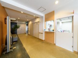 明るい廊下と受付