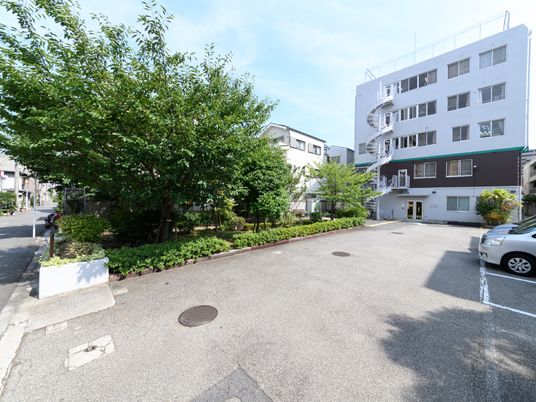 広い駐車場のある建物外観