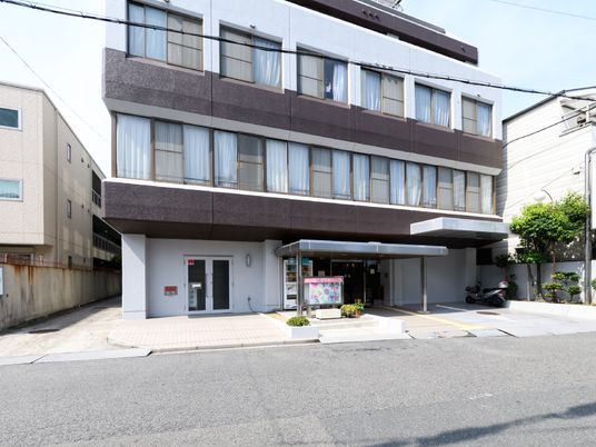 清潔感のある建物正面