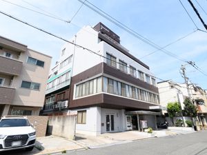 現代的な外観の建物
