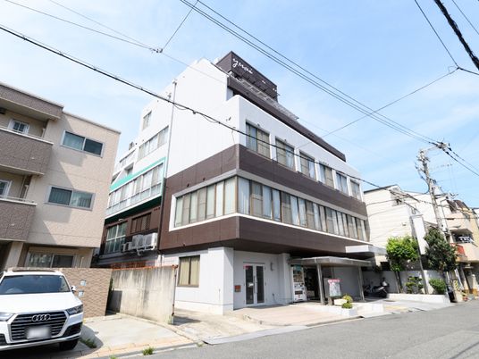 現代的な外観の建物