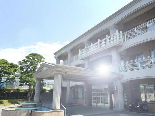 立派な玄関の建物 外観 立派な玄関が特徴的な施設です。広々とした空間が利用者に安心感を与えます。