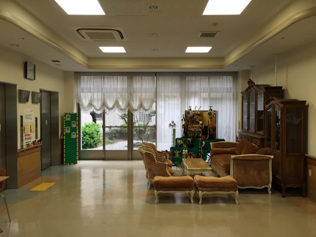 落ち着いた空間のラウンジ ラウンジ 自然光が差し込む広々としたラウンジです。静かな環境でゆったりと過ごせます。