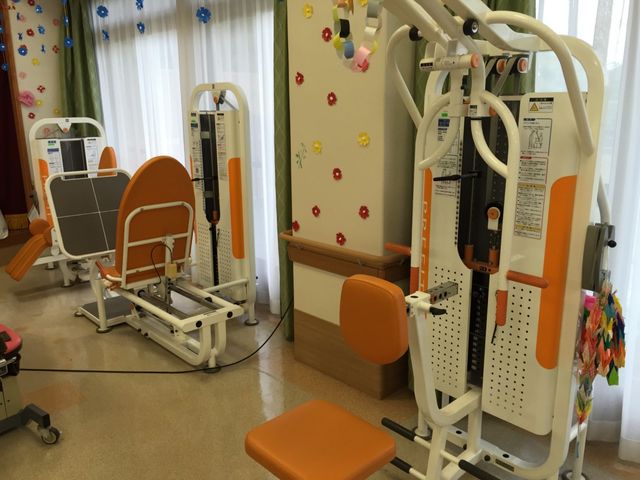 明るい機能訓練室 機能訓練室 豊かな自然光が差し込む明るい空間で、最新の設備を使ったリハビリテーションができます。