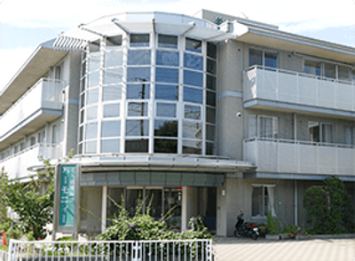 広い建物の外観