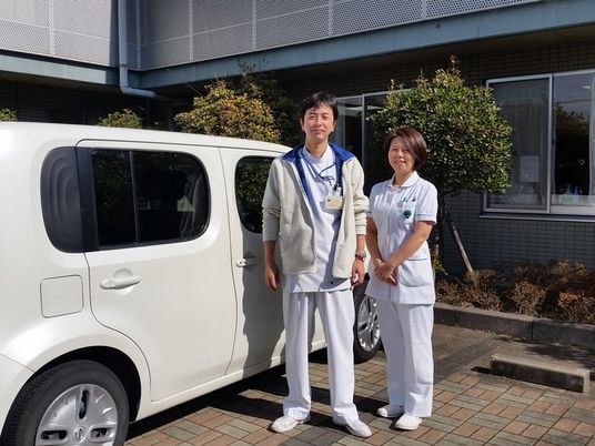 送迎車前のスタッフ  