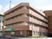 立派な横長の建物外観