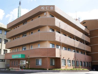 立派な横長の建物外観