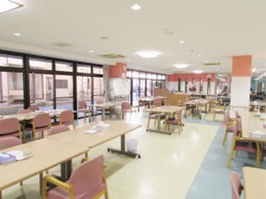 明るい食堂の様子  