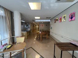 テーブルと椅子が並ぶ空間
