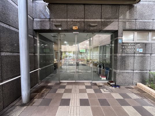 広い自動ドア入口