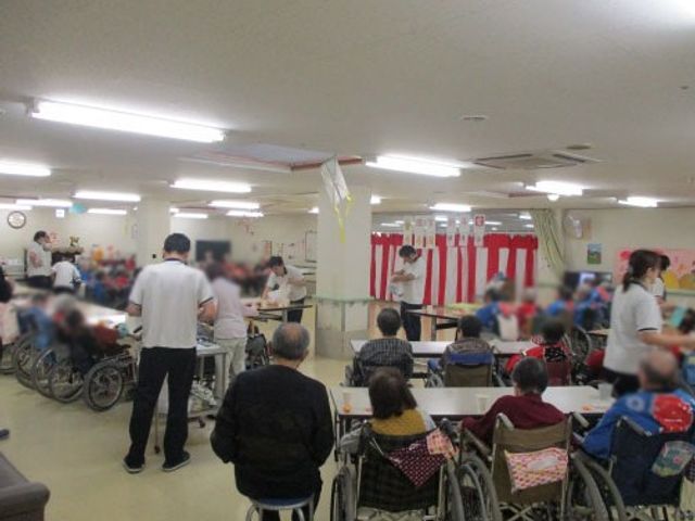 賑やかな多目的室 多目的室 この多目的室は、利用者が楽しく集い、様々なイベントを行うのにぴったりの場所です。