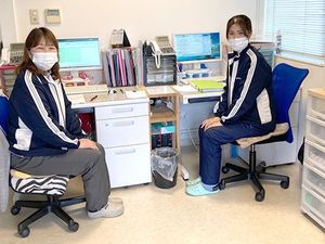 スタッフが座る事務室  