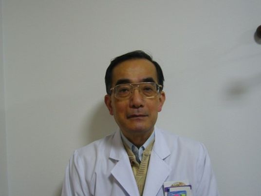 白衣を着た男性スタッフ