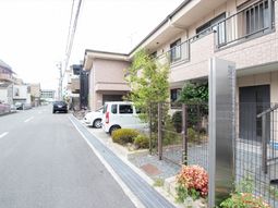 閑静な街並みに佇む建物外観