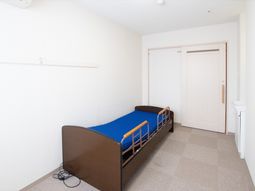 シンプルな居室の様子
