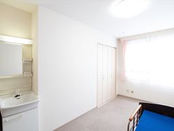 明るい居室の様子