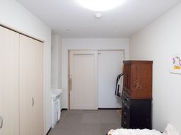 シンプルな居室の様子