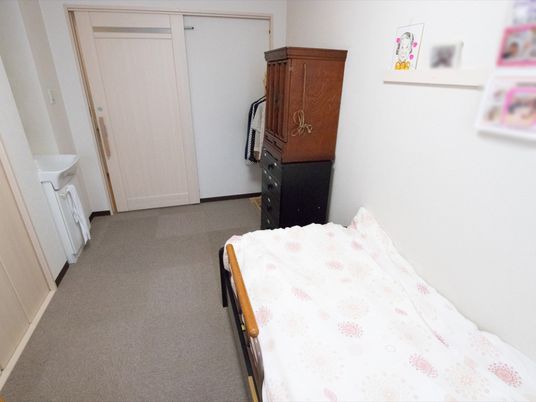 居室のベッドと洗面台