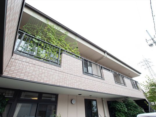 明るい外観の建物