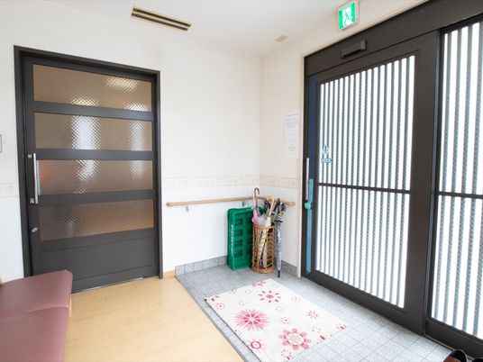 玄関の明るいエントランス
