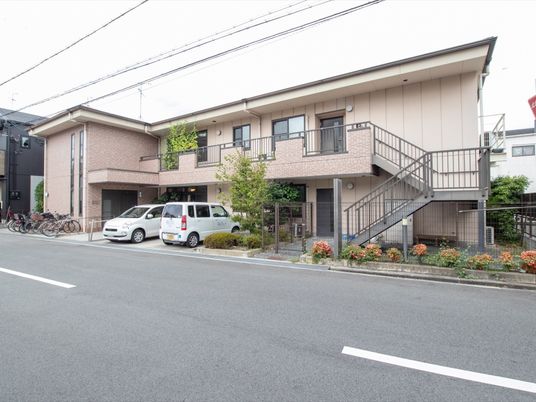 落ち着いた色合いの外観