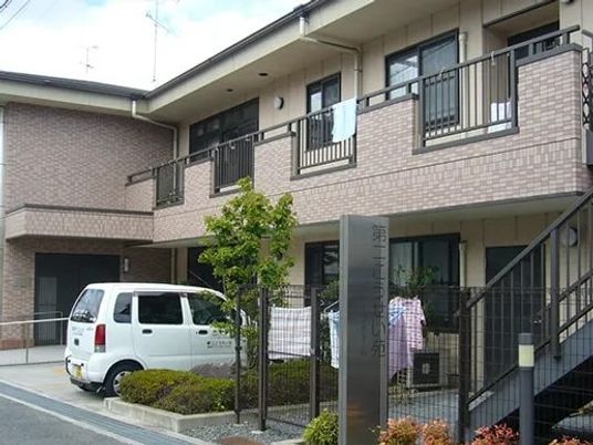 外観の二階建て建物  