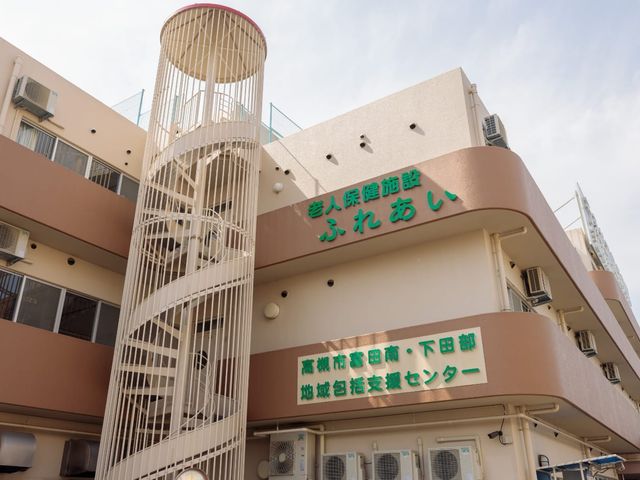 施設の外観 外観 温かな雰囲気を感じる建物の入口です。施設名がしっかりと見え、安心感を与えます。