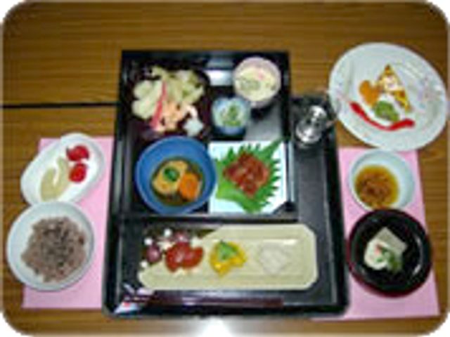 和食の膳が並ぶテーブル 食堂 美しく盛り付けられた和食の膳です。栄養バランスを考えた食事を楽しめます。