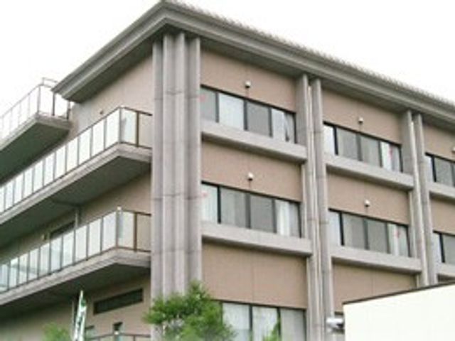三階建ての建物外観 外観 落ち着いた色合いの三階建てで、居心地の良い環境が期待できます。