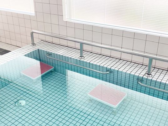 手すり付きの浴槽