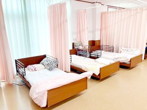 ベッドが並ぶ居室
