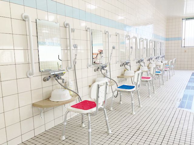 使いやすい洗面台 浴室 椅子付きの洗面台で、快適に利用できます。介護の現場での便利さが魅力です。