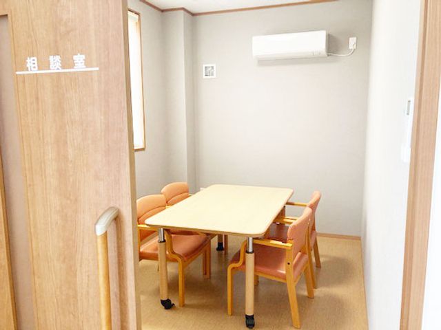 相談室の様子 多目的室 自然光の入る静かな相談室で、落ち着いて話し合いができる環境です。エアコンも完備されています。