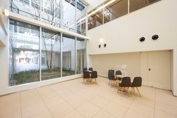 明るい中庭の見えるリビング