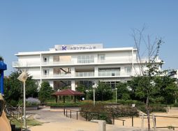 明るい日差しのエントランス