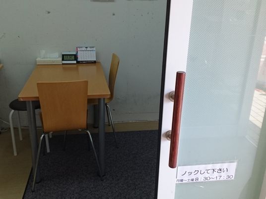 打合せ机のある小部屋  